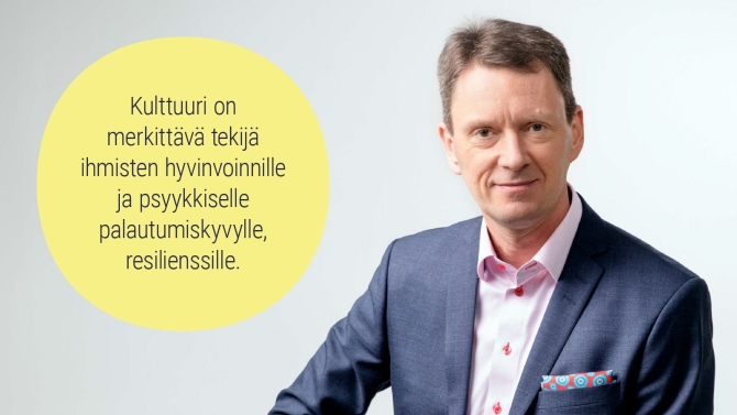 Kuvassa toimitusjohtajamme Valtteri Niiranen ja teksti: Kulttuuri on merkittävä tekijä ihmisten hyvinvoinnille ja psyykkiselle palautumiskyvylle, resilienssille.