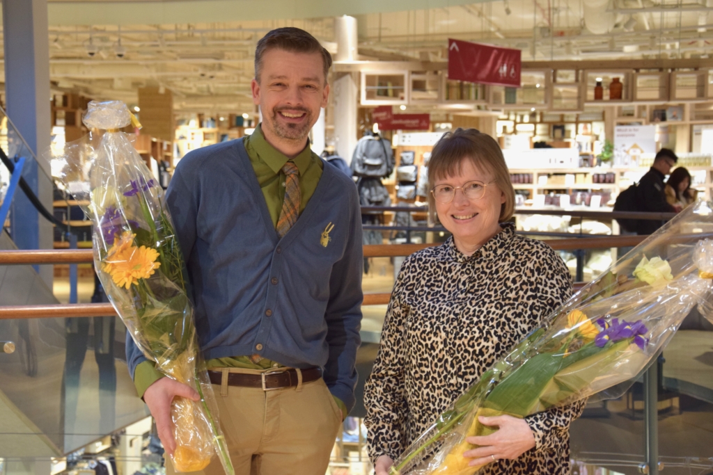 Sampsa Peltonen och Marja Luoma med blommor.