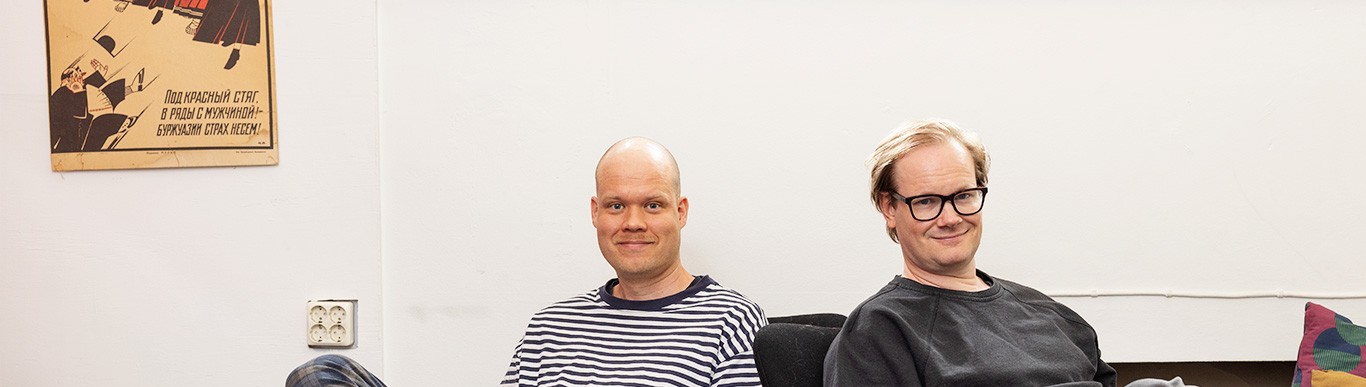 Markus Leppälä ja Arthur Franck istuvat sohvalla. Taustalla valkoinen seinä.